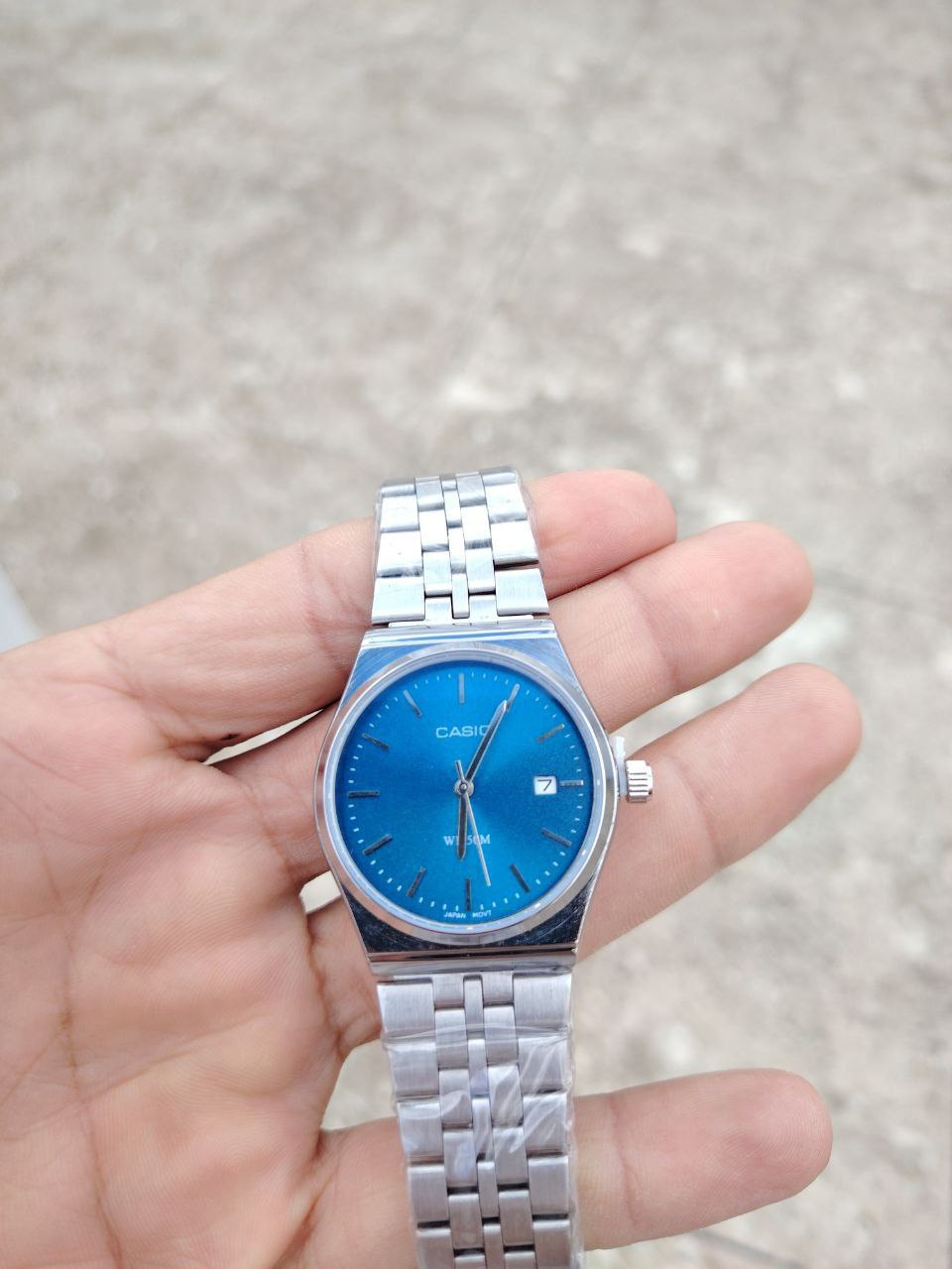 Montre Casio Quartz élégante de couleur bleu vif avec Bracelet en acier inoxydable